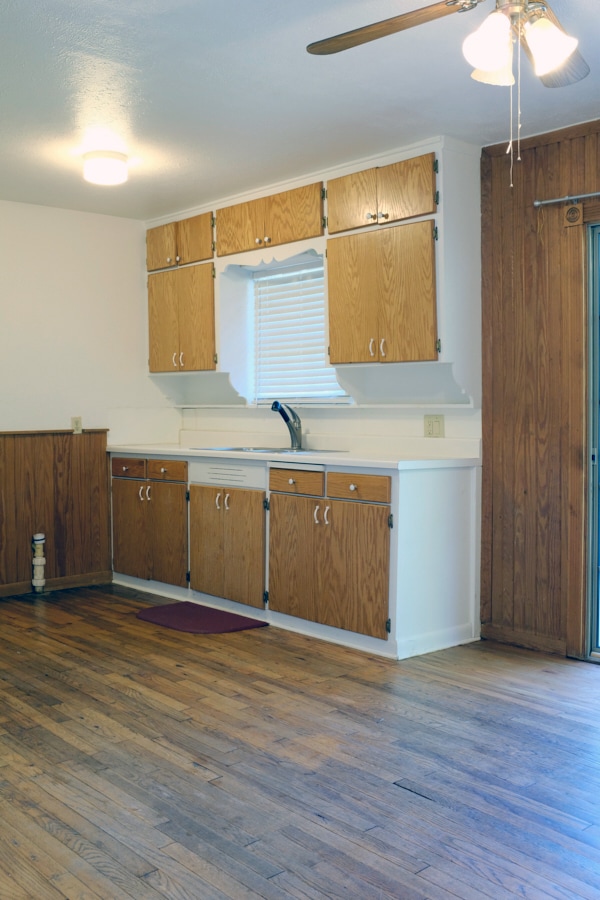 Kitchen with pine floor - 718 Cordell St