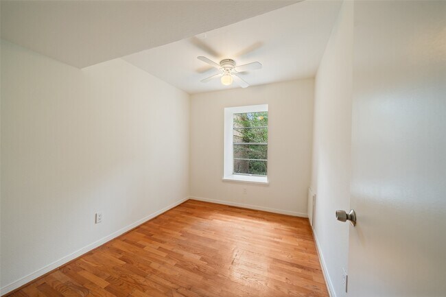 Building Photo - 8245 Kingsbrook Rd