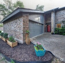 Building Photo - 11408 Spicewood Pkwy