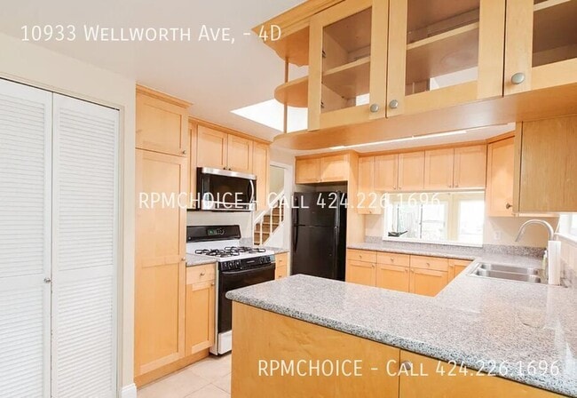 Building Photo - 10933 Wellworth Ave