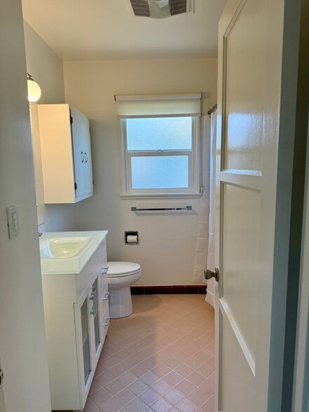 Building Photo - 2401 Oak St