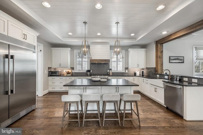 Building Photo - 323 S West St