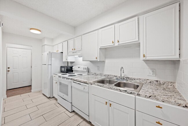 Building Photo - Updated 1 Bedroom Condo in Denver | Renovated Kitchen, Spacious Layout & Great Location