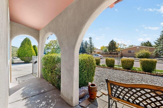 Building Photo - 2702 Avenida Del Sol