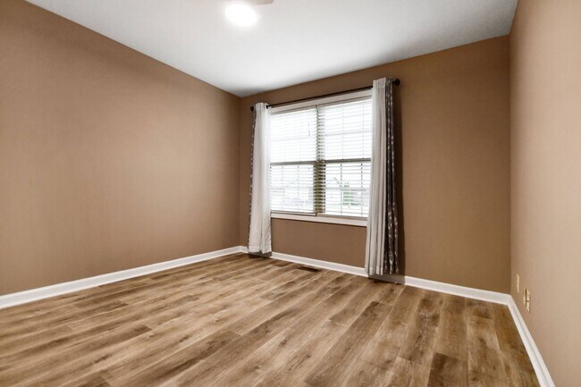 Building Photo - Pet Friendly Three Bedroom!