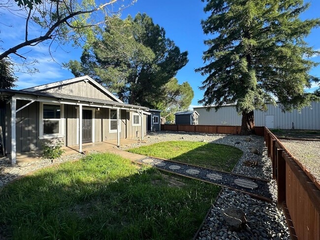 Building Photo - Charming One Bedroom in the Heart of Red Bluff! Pet Friendly!