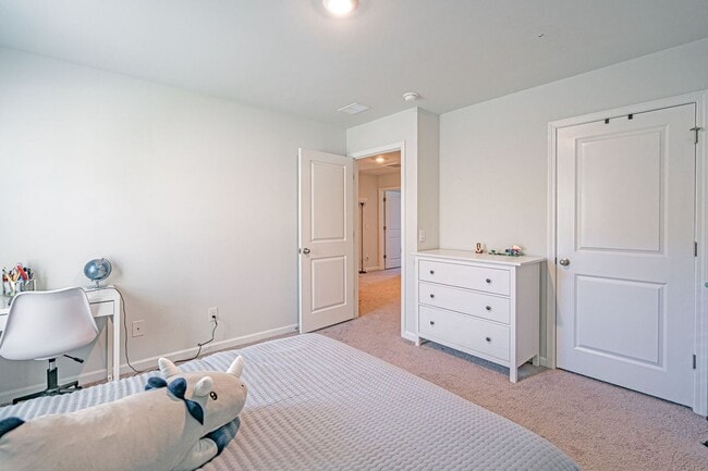 Building Photo - Spacious 4 bed, 2.5 bath Home with Neighbo...