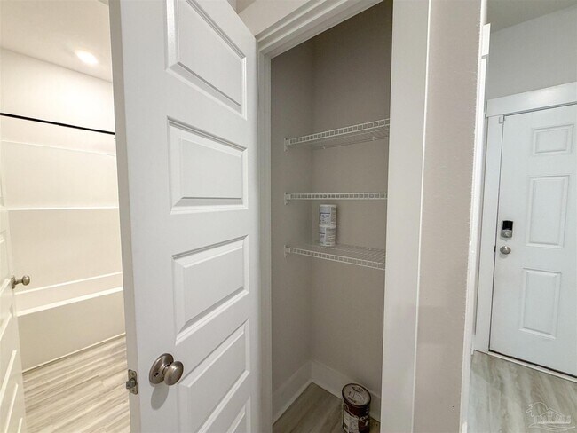 Building Photo - 9899 Starling Dr