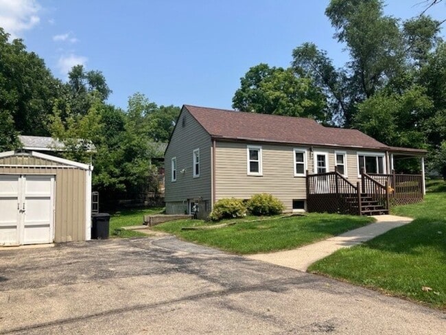Building Photo - 3-Bedroom 1 Bathroom Lake House!