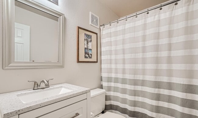 Building Photo - Furnished 2 Bed 2 Bath Condo in the Heart ...