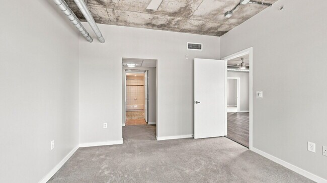 Building Photo - $2,820.95- 2 bed, 1 bath Condo in the heart of Denver with In Unit Laundry!
