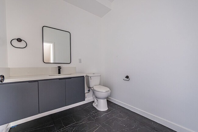Building Photo - Stunning 4-bedroom, 4-bathroom tri-level t...
