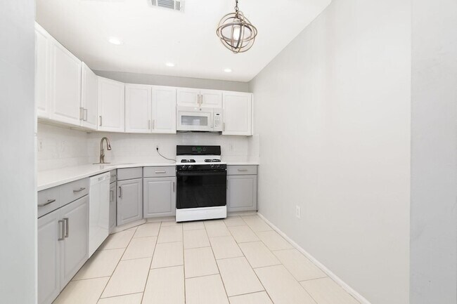 Building Photo - 27 Cottonwood St