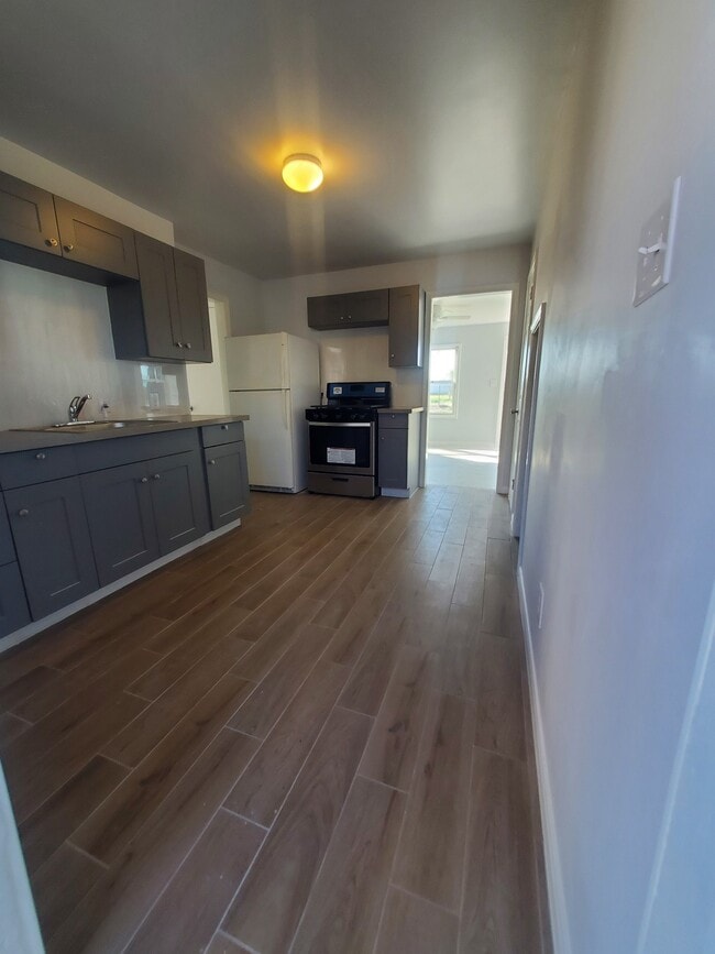 Building Photo - 814 Louise St