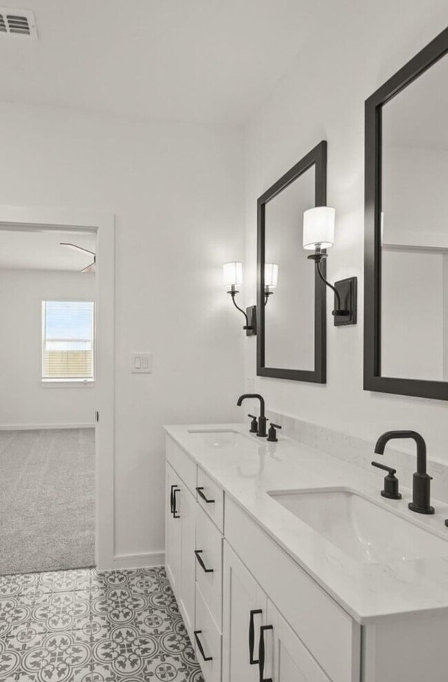 Building Photo - Newly constructed 3BR House beside Angel L...