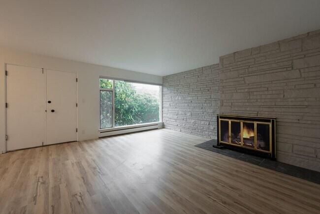 Building Photo - 2021