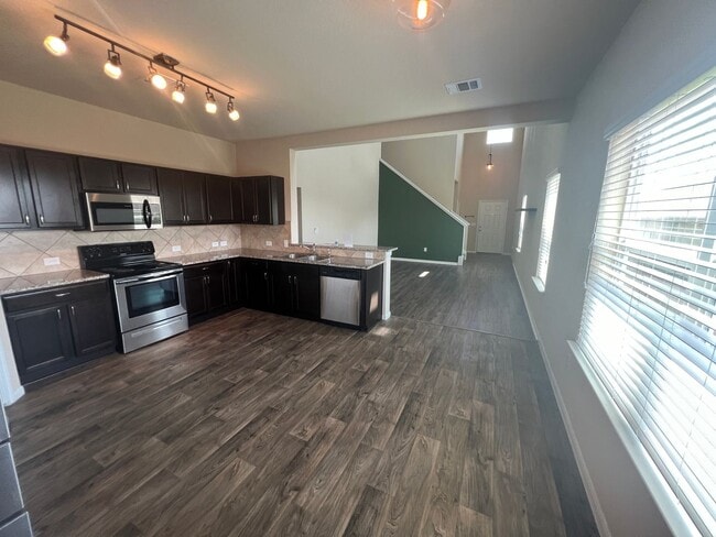 Building Photo - Perfect 3/2.5 - Tall Ceilings and in Immac...