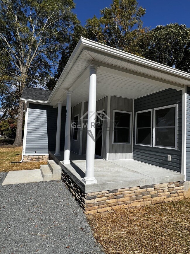 Building Photo - 38 Meadow View Ln