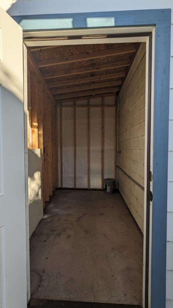 Building Photo - Spacious 3/2 with large yard