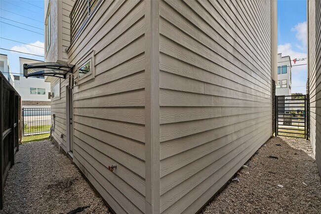 Building Photo - 2413 Pease St