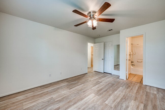Building Photo - 1511 N Claremont Cir