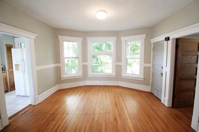 Building Photo - 142 E Northwood Ave