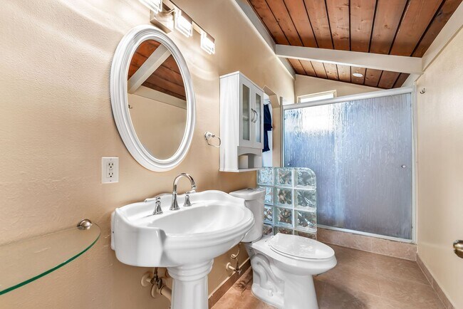 Building Photo - Single Family Home with views of Pearl Har...