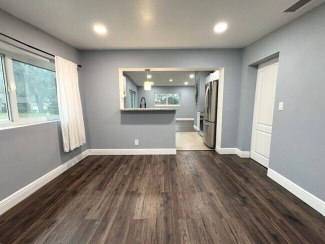 Building Photo - Beautifully Updated DeLand Home with Huge Fenced Backyard!!!