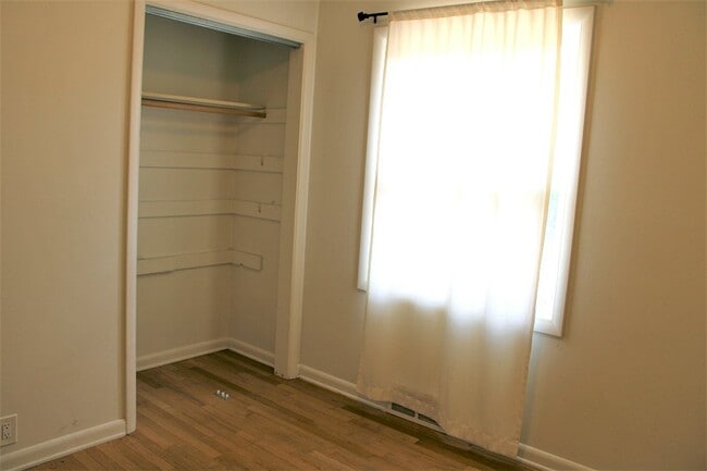 Building Photo - 1845 Crestmore Pl