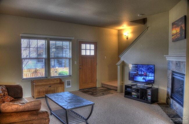 Building Photo - ** $1000 OFF FIRST MONTH** Darling Townhou...