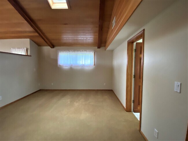 Building Photo - 3BR 3BA home, located in beautiful Solana Beach! Spacious layout with lush landscape