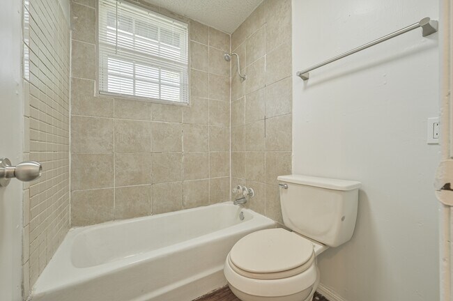 Building Photo - 713 NE 34th Terrace