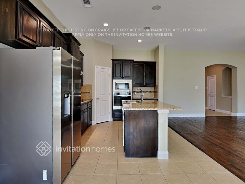 Building Photo - 5609 Paradise Dr