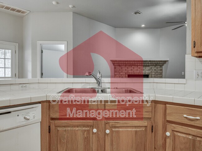 Building Photo - 2707 Silvertree Dr