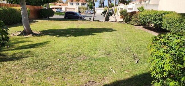 Building Photo - Remodeled, Single-Level, End-Unit Condo in Irvine