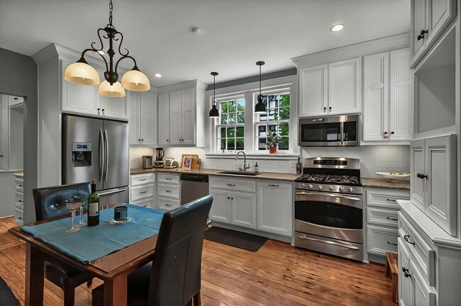 Building Photo - Move In Ready! 5 bedroom 3.5 bath near Was...
