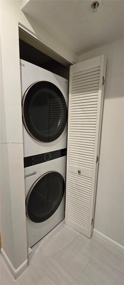 Building Photo - 347 N New River Dr E