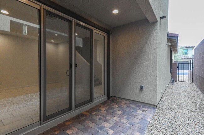 Building Photo - 3 Bed Nicely Upgraded Summerlin TownHome