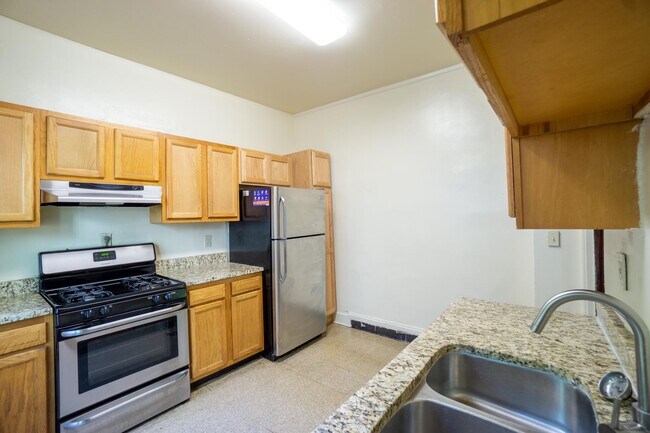 Building Photo - AVAILABLE 7/1/26 - Spacious Single Family ...