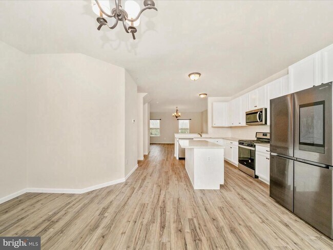 Building Photo - THREE LEVEL TOWN HOUSE IN KELLERTON