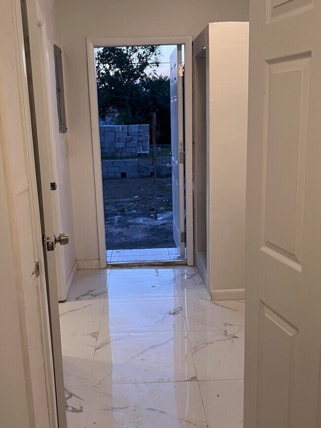 Building Photo - 911 S B St