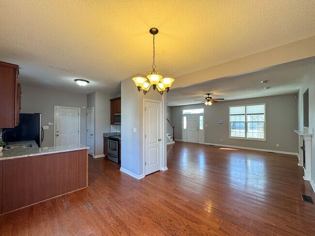 Building Photo - Beautiful 4 Bed 2.5 Bath Home with Fenced Backyard