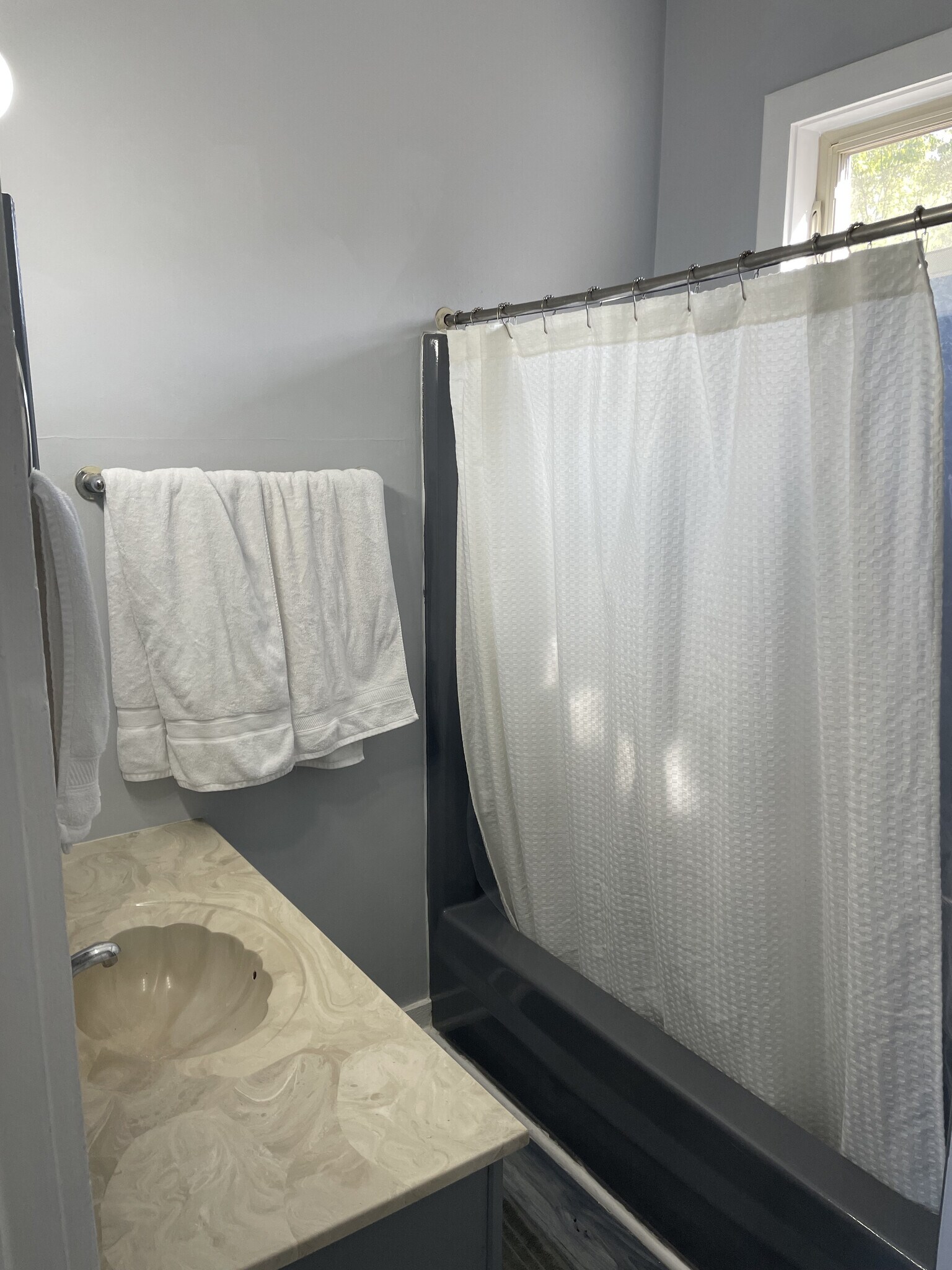 Building Photo - 123 Montmullin St