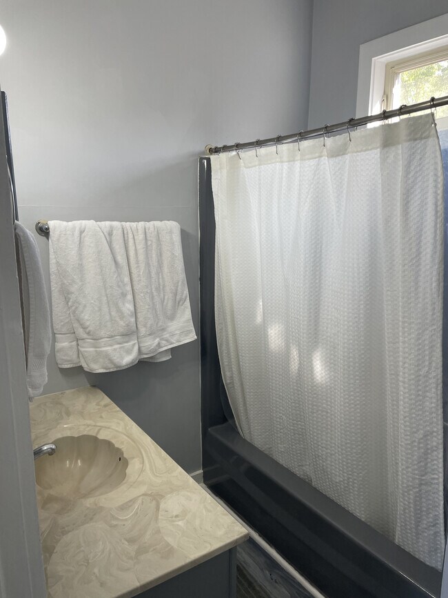 Building Photo - 123 Montmullin St