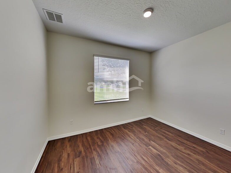 Building Photo - 2300 Treetop Ln