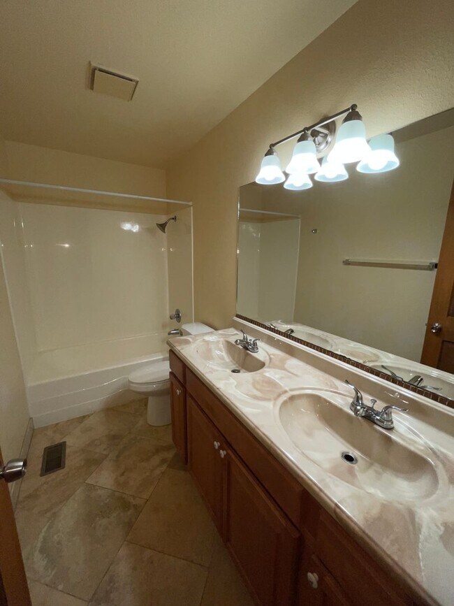 Building Photo - Cute Home with large yard in Hillsboro