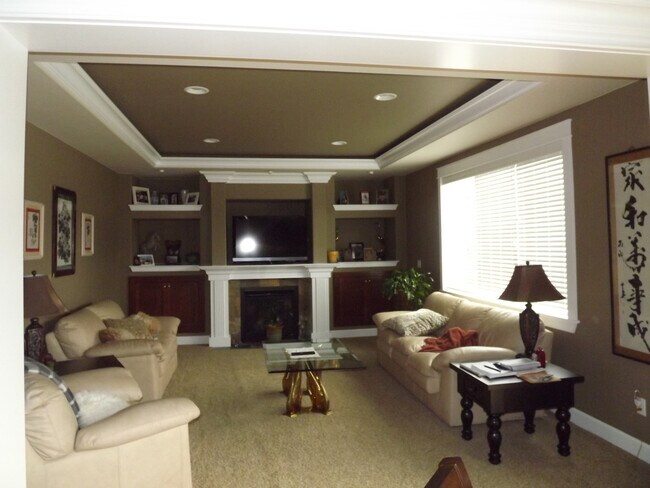 Building Photo - Gorgeous 3 bedroom, 2.5 bath in "Eagle Hei...