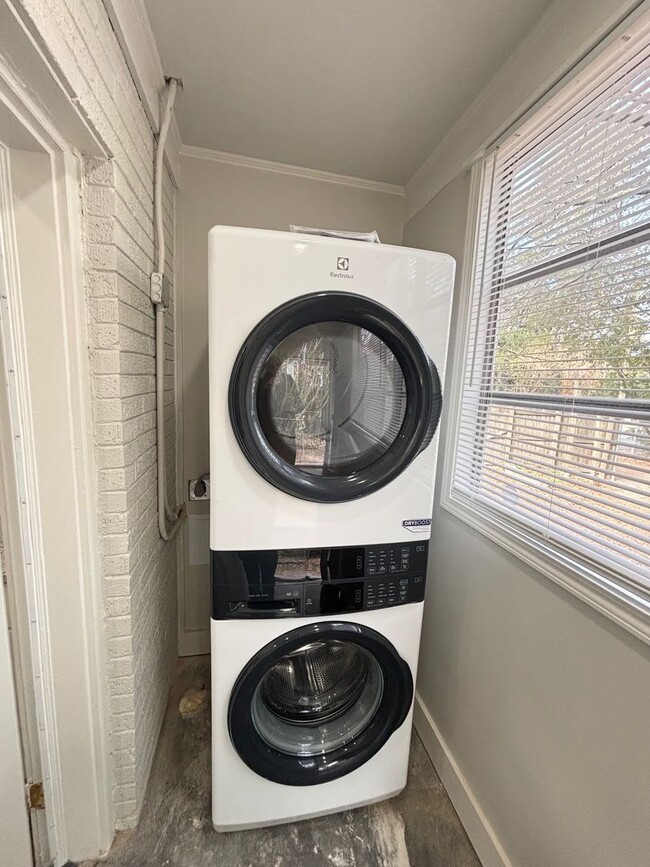 Building Photo - Bungalow in rosewood