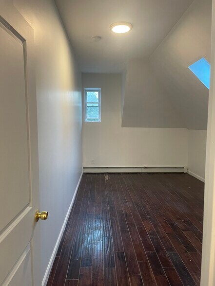 Building Photo - 12 S Lake Ave