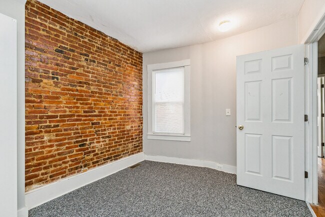 Building Photo - 3 Bedroom Townhome